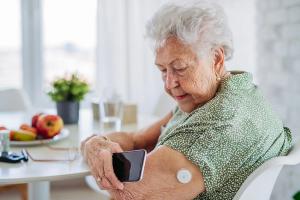 diabetes senior cgm: © Halfpoint - stock.adobe.com