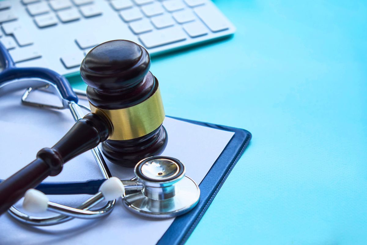 gavel and stethoscope medical justice: © yavdat - stock.adobe.com