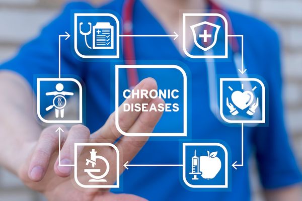Physician using digital tools to manage chronic diseases © wladimir1804 - stock.adobe.com