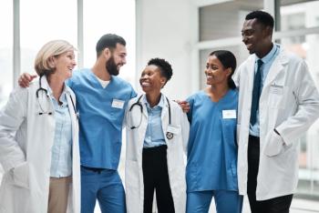 group of doctors smiling © Chanelle Malambo/peopleimages.com - stockadobe.com