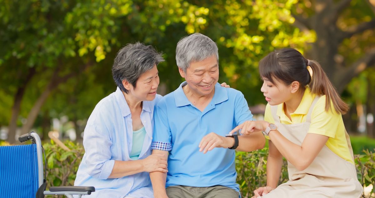 Young person helping older adult with smartwatch © ryanking999 - stock.adobe.com