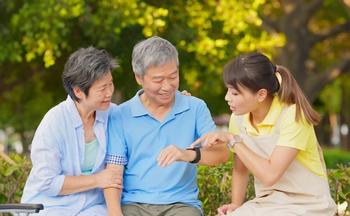 Young person helping older adult with smartwatch © ryanking999 - stock.adobe.com