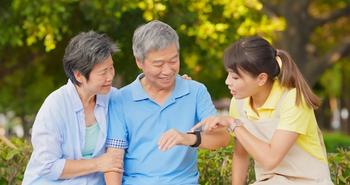 Young person helping older adult with smartwatch © ryanking999 - stock.adobe.com