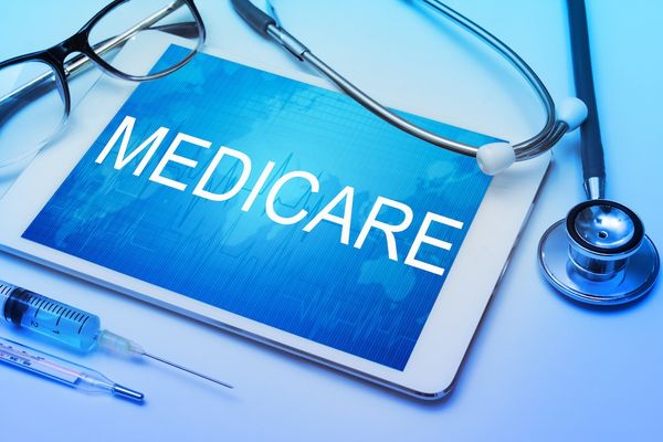 medicare on screen stethoscope syringe: © japhoto - stock.adobe.com