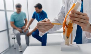 orthopedic treatment for knee injury: © Peakstock - stock.adobe.com