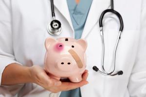 Doctor physician bruised piggy bank: © Andy Dean - stock.adobe.com