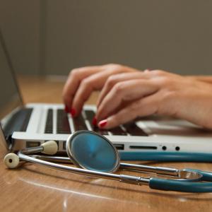 5 Benefits to Having a Nonclinical Job as a Doctor