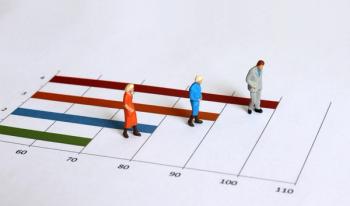 miniature elderly people walking on graph ©Hyejin Kang-stock.adobe.com