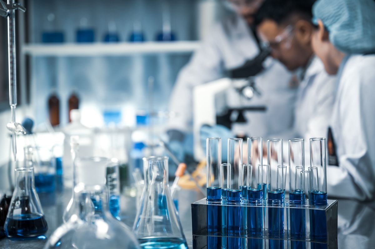 science lab glassware research: © chokniti - stock.adobe.com