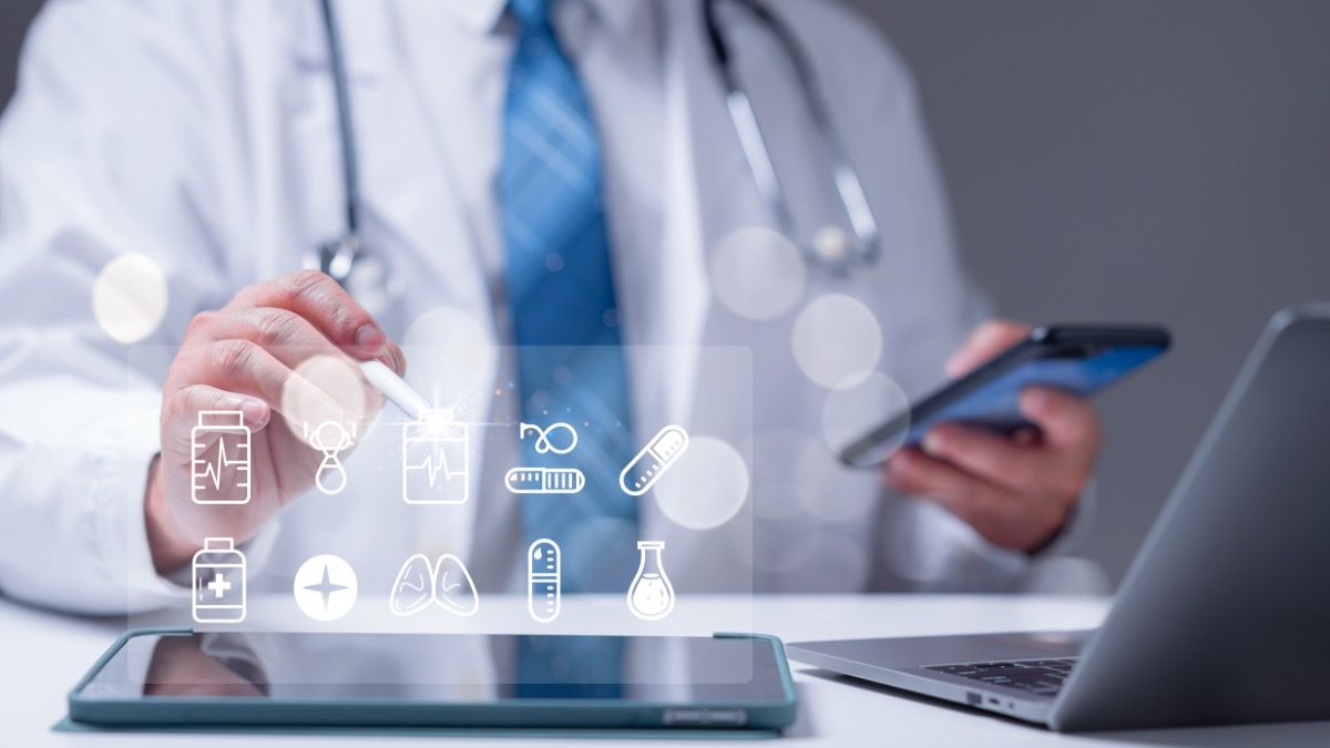 Physician remote monitoring concept: © Mdisk – stock.adobe.com