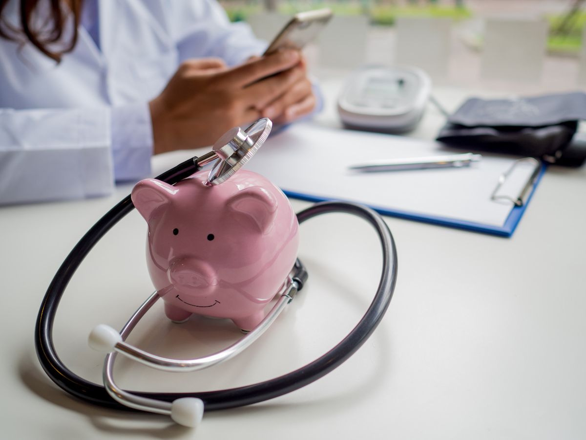 doctor piggybank stethoscope cash money: © Lucky7Trader - stock.adobe.com