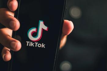 hand holding smartphone with tiktok: © Chidori_B - stock.adobe.com