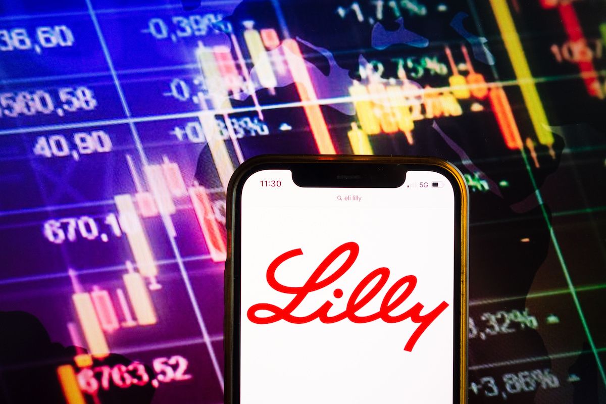 lilly cell phone stock report concept: © piter2121 - stock.adobe.com