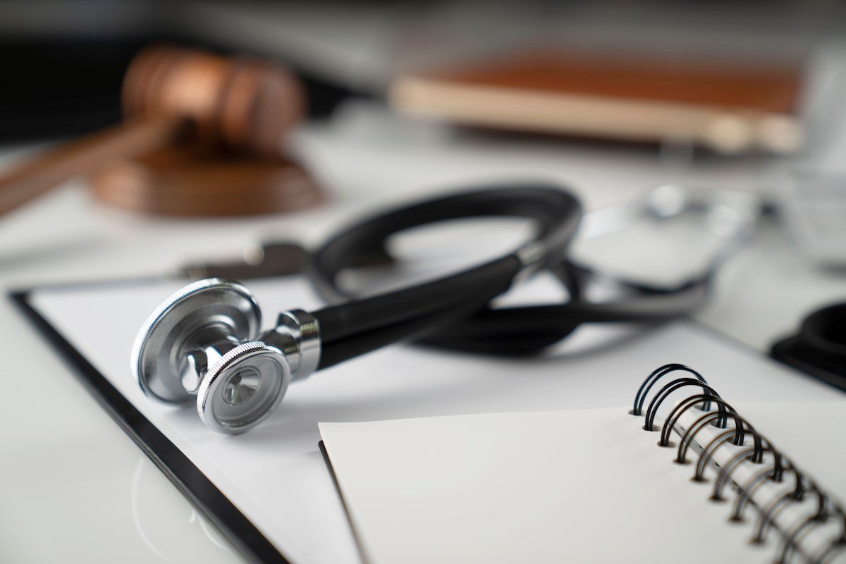 medical law concept gavel stethoscope: © zolnierek - stock.adobe.com