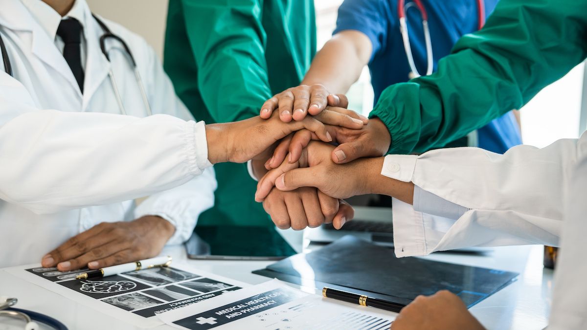 physician medical hospital teamwork: © Ratirath - stock.adobe.com