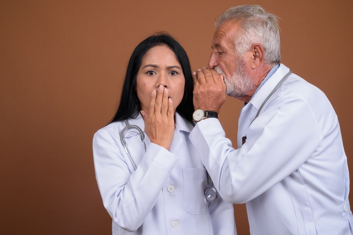 Two physicians handoff © Ranta Images - stock.adobe.com