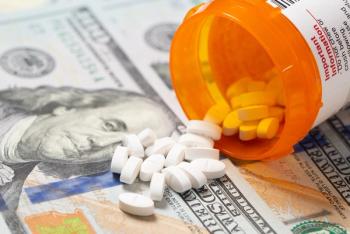 white pills on us hundred dollar bills: © Kenishirotie - stock.adobe.com