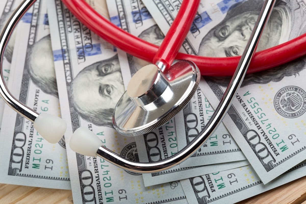 stethoscope hundred dollar bills © Sensay - stock.adobe.com