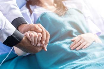 physician doctor holding patient hand bedside: © Pitchayaarch - stock.adobe.com 