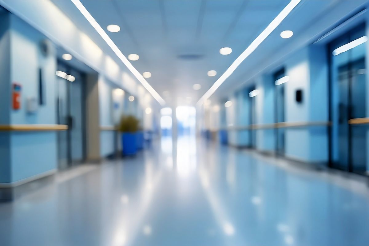 empty hospital hallway: © MedicalWorks - stock.adobe.com