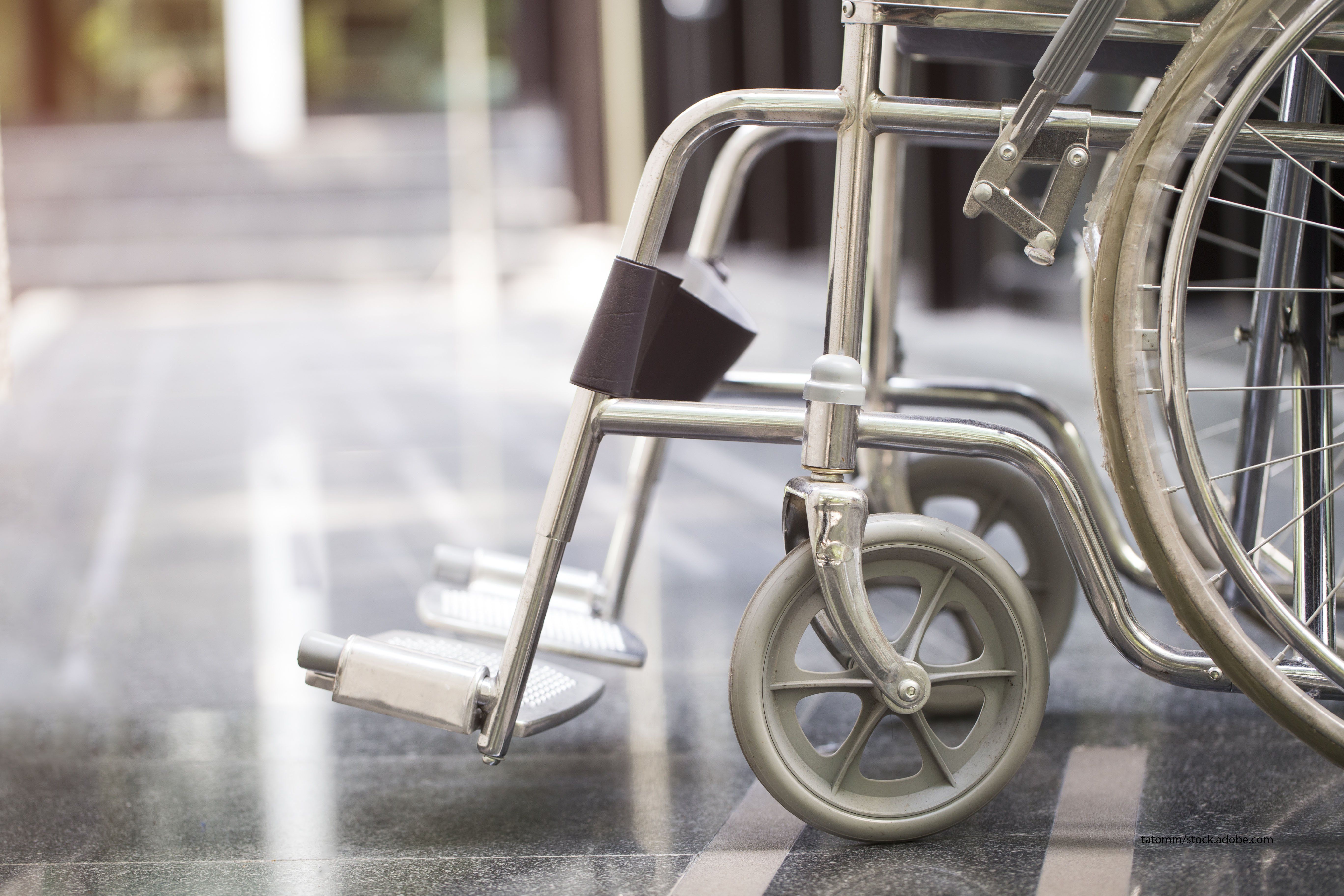 Коляска инвалидам 2 группы. Инвалидное кресло. Коляска для инвалидов. Инвалид на инвалидной коляске. Инвалидное кресло Эстетика.