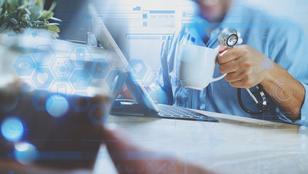 physician doctor team taking morning coffee break: © everythingpossible - stock.adobe.com