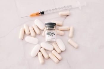 fentanyl bottle with needle and pills ©Joaquin Corbalan-stock.adobe.com