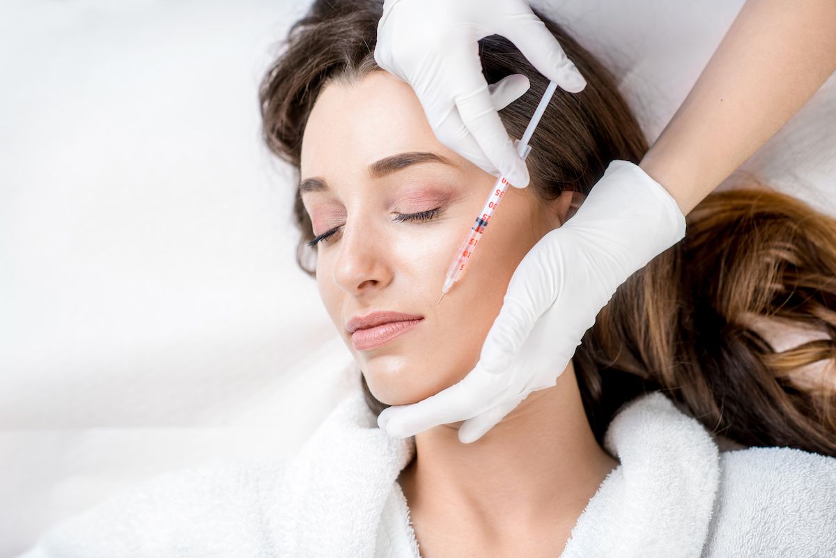 woman receiving cosmetic injection in face: © rh2010 - stock.adobe.com
