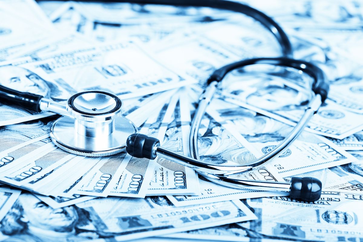 medical stethoscope on dollars: © Valeri Luzina - stock.adobe.com