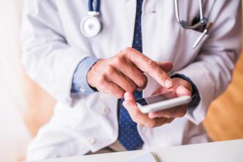 Doctor responding to portal messages: ©Halfpoint - stock.adobe.com