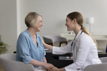 Smiling doctor with patient ©fizkes-stock.adobe.com