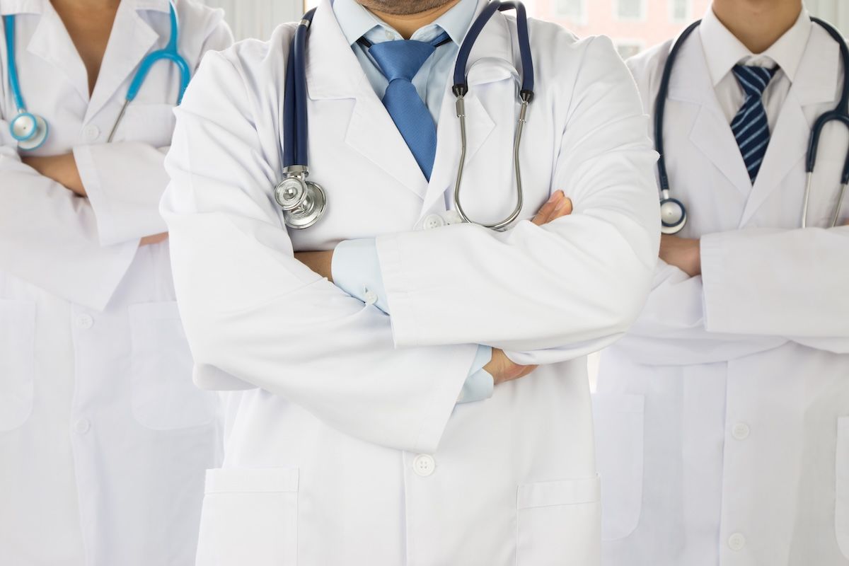 physicians doctors standing with arms crossed: © daizuoxin - stock.adobe.com