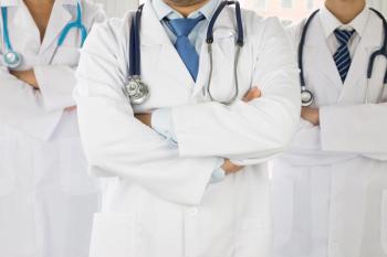 physicians doctors standing with arms crossed: © daizuoxin - stock.adobe.com