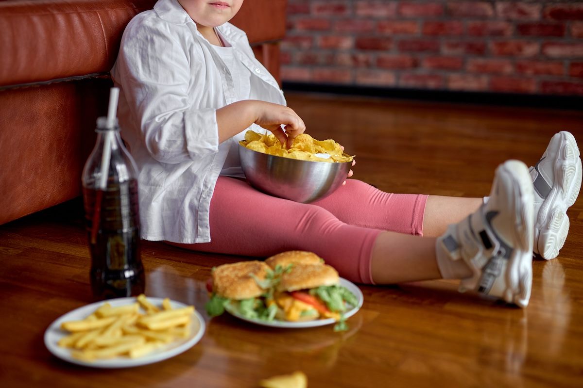 girl with chips pop fries burger: © Roman - stock.adobe.com