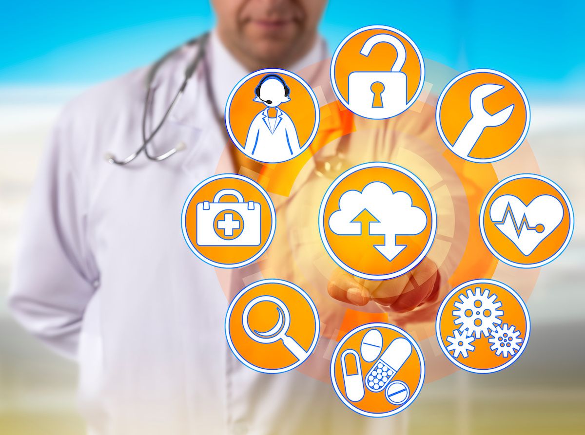independent physician assessing managed services: © leowolfert - stock.adobe.com