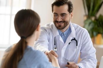 Doctor shaking hands with patient ©fizkes-stock.adobe.com