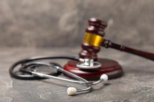 stethoscope gavel: © Avocado_studio - stock.adobe.com