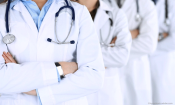Doctors with arms folded: ©lyrna-stock.adobe.com