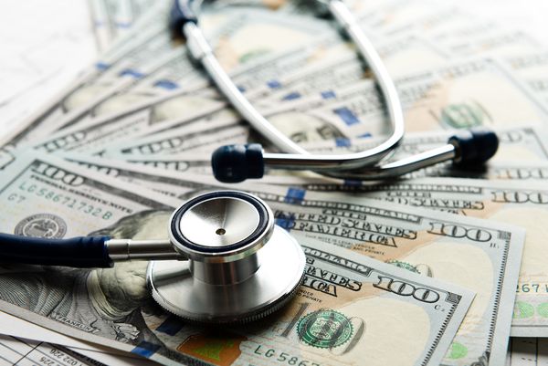 cash with stethoscope | © Valeri Luzina - stock.adobe.com