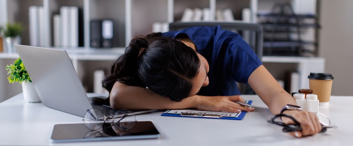 physician doctor tired at computer: © David - stock.adobe.com