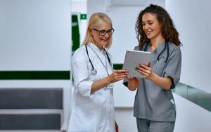 Doctor and medical staffer talking ©HBS-stock.adobe.com