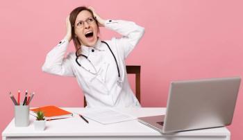 mad female doctor physician at desk with computer: © ViDi Studio - stock.adobe.com