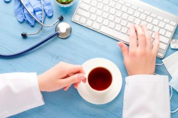 Doctor morning desk: © Alena Kryazheva – stock.adobe.com