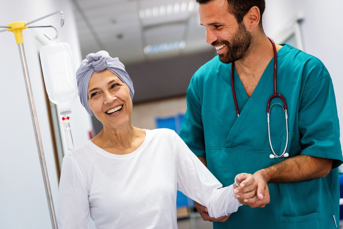 woman with cancer hospital: © NDABCREATIVITY - stock.adobe.com
