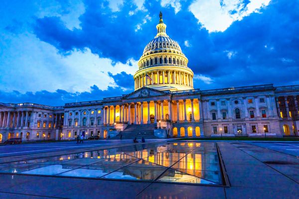 U.S. Capitol illuminated at night © Bill Perry - stock.adobe.com