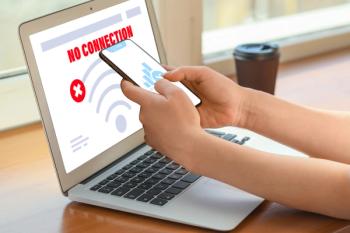 "No connection" displayed on laptop with person holding cellphone ©Pixel-Shot-stock.adobe.com