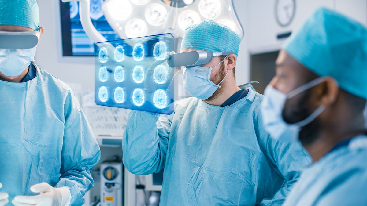 surgeons augmented reality glasses: © Gorodenkoff - stock.adobe.com
