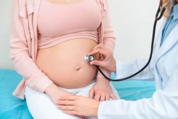OB/GYN with stethoscope and pregnant patient © LIGHTFIELD SOLUTIONS - stock.adobe.com