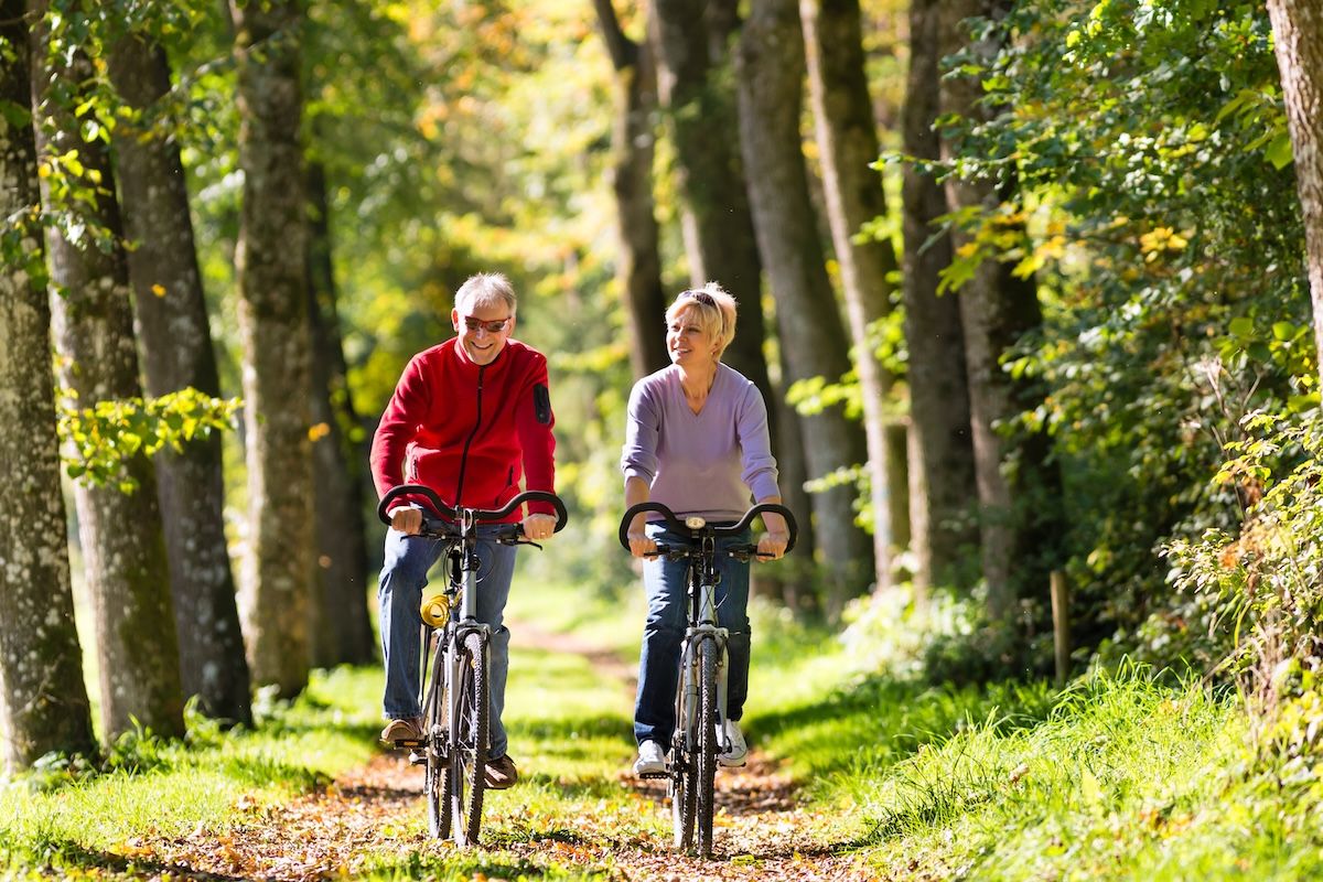 Cycling linked to lower dementia risk, better brain health; this light-based tool tracks bone healing without X-rays; new bioengineered skin doubles burn recovery – Morning Medical Update