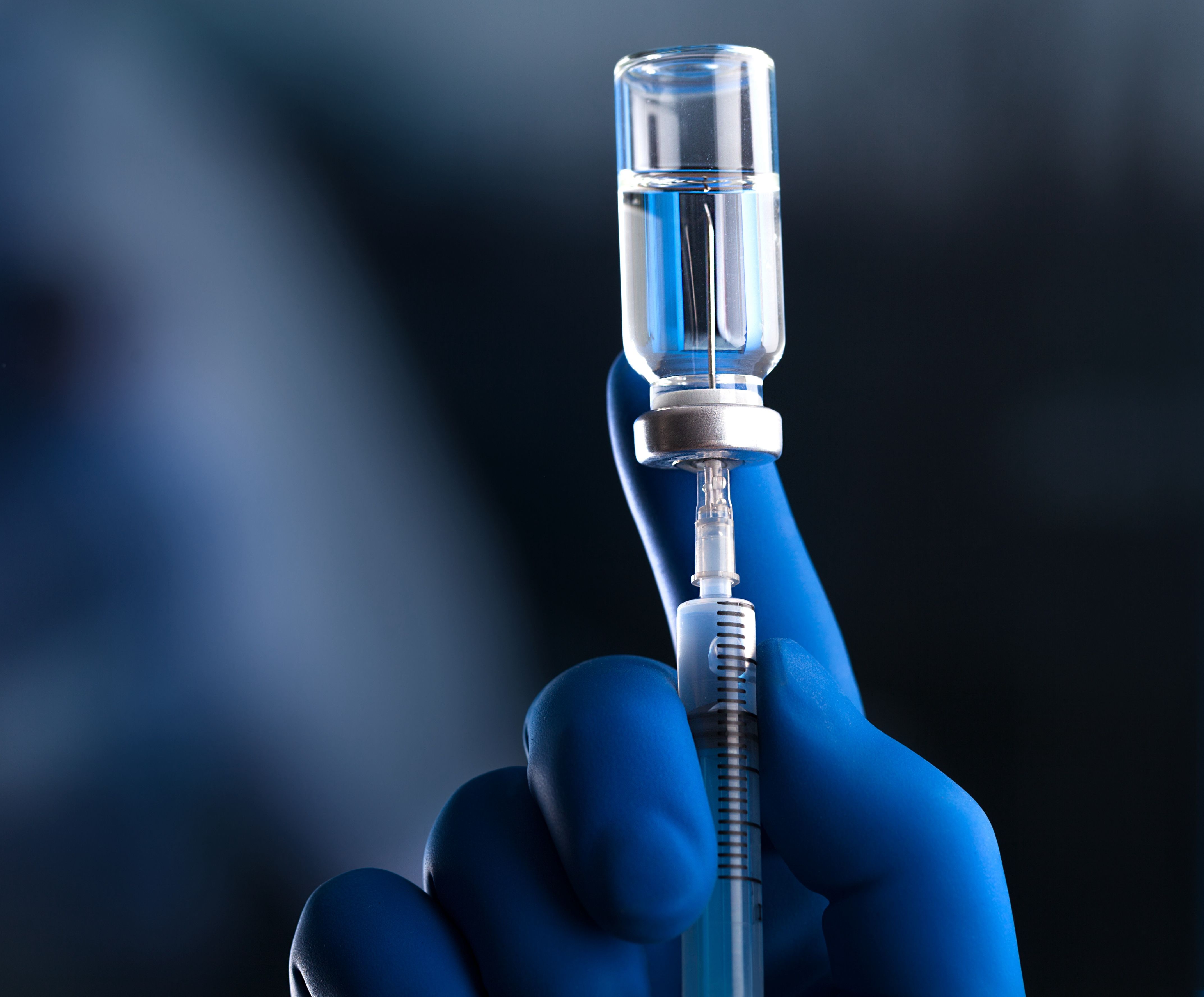 doctor physician hand holds syringe vaccine: © Alernon77 - stock.adobe.com